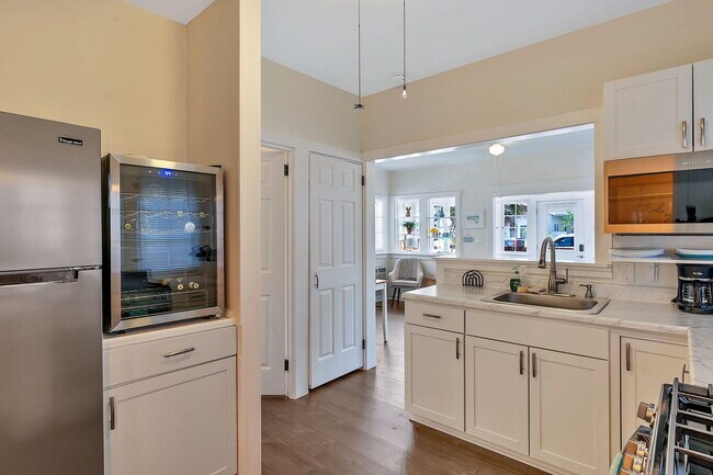 Building Photo - 118 S J St