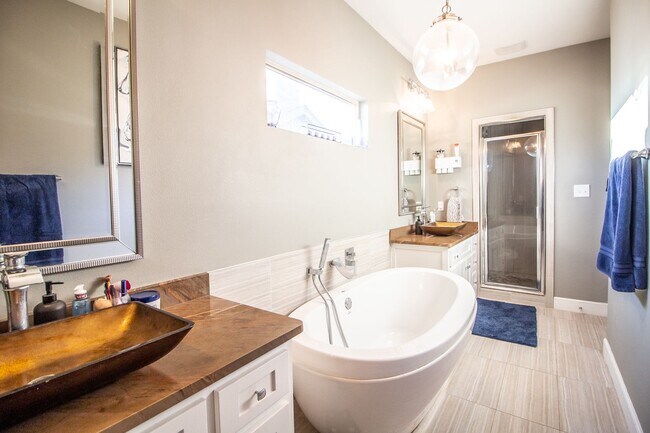 Building Photo - Pre-leasing for Fall!! 3/2/2 Luxury Home i...