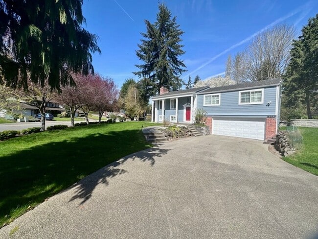Building Photo - Charming 4 Bedroom Residence with Expansive Yard
