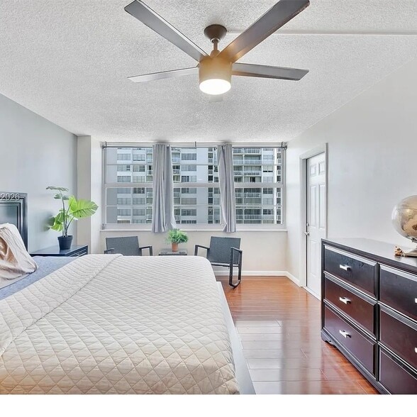 Building Photo - 18031 Biscayne Blvd
