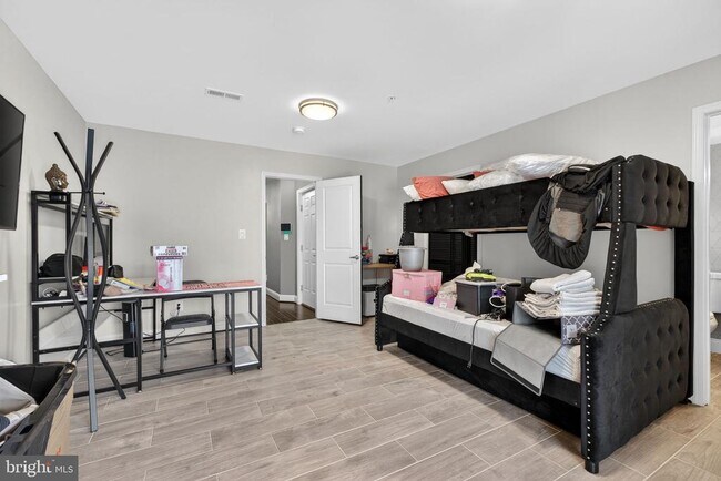 Building Photo - 806 Maury Ave