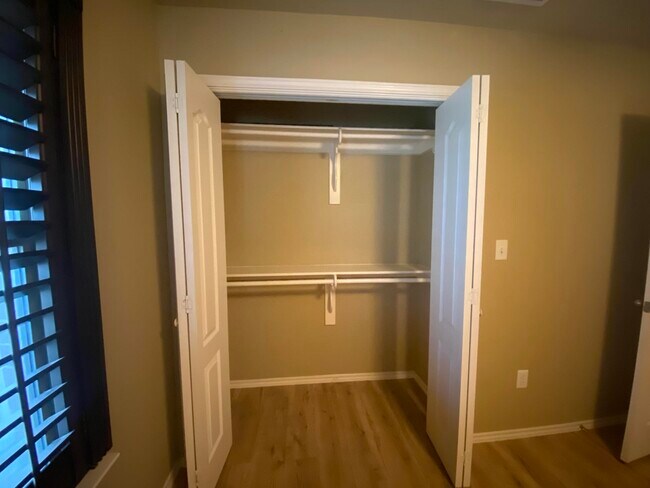 Building Photo - 413 Windmill Palm Dr