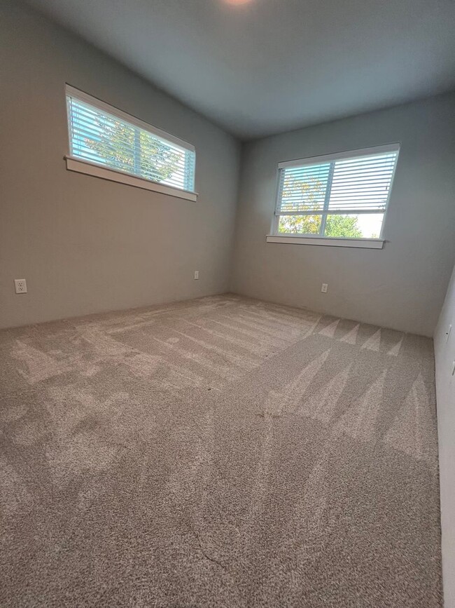 Building Photo - Gorgeous SW Medford - newer construction |...