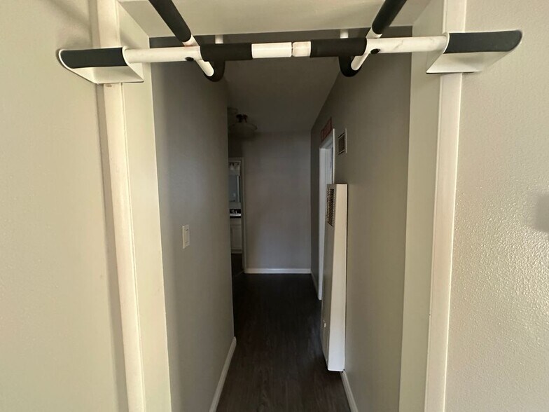 Building Photo - 5840 Hazeltine Ave