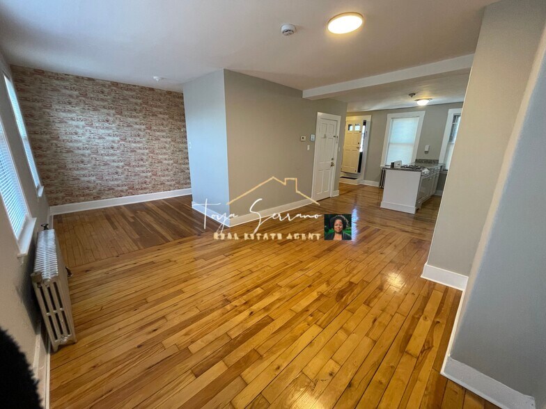 Building Photo - 39 Beacon St