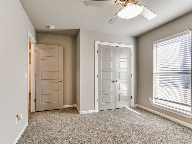 Building Photo - 3 bedroom, 2 bathroom, 2 car garage