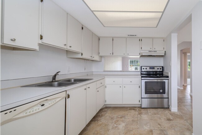 Building Photo - Intracoastal 2 bed/ 2 ba condo with lots of ammenities