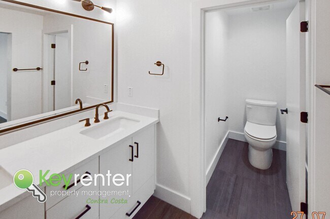 Building Photo - Newer Energy Efficient Luxury Townhouse in...