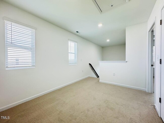 Building Photo - 4 Bedroom End Unit Townhome for Rent