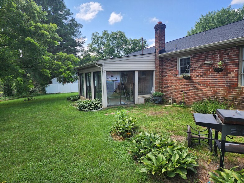Building Photo - 8176 Surrey Ct