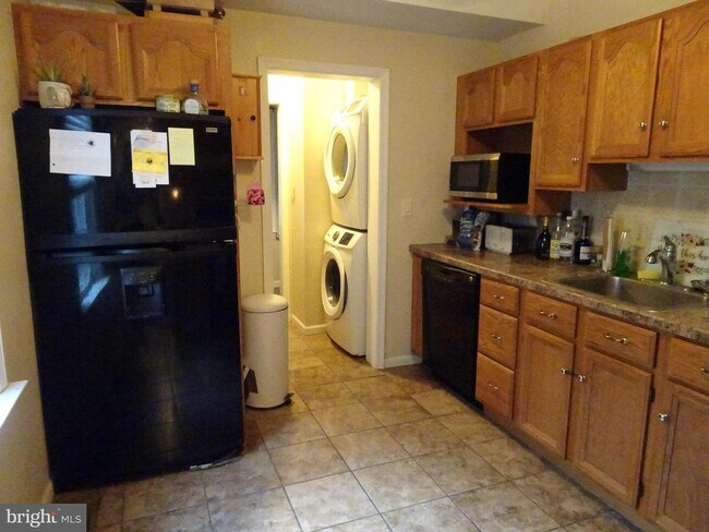 Building Photo - 616 Delaware St