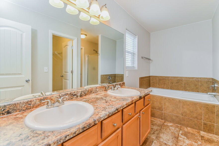 Building Photo - 9735 Desert Lily Cir