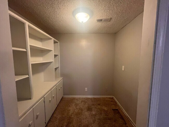 Building Photo - Spacious 3 Bedroom, 2.5 Bath Home with finished basement – Derby, KS. – Available Now!