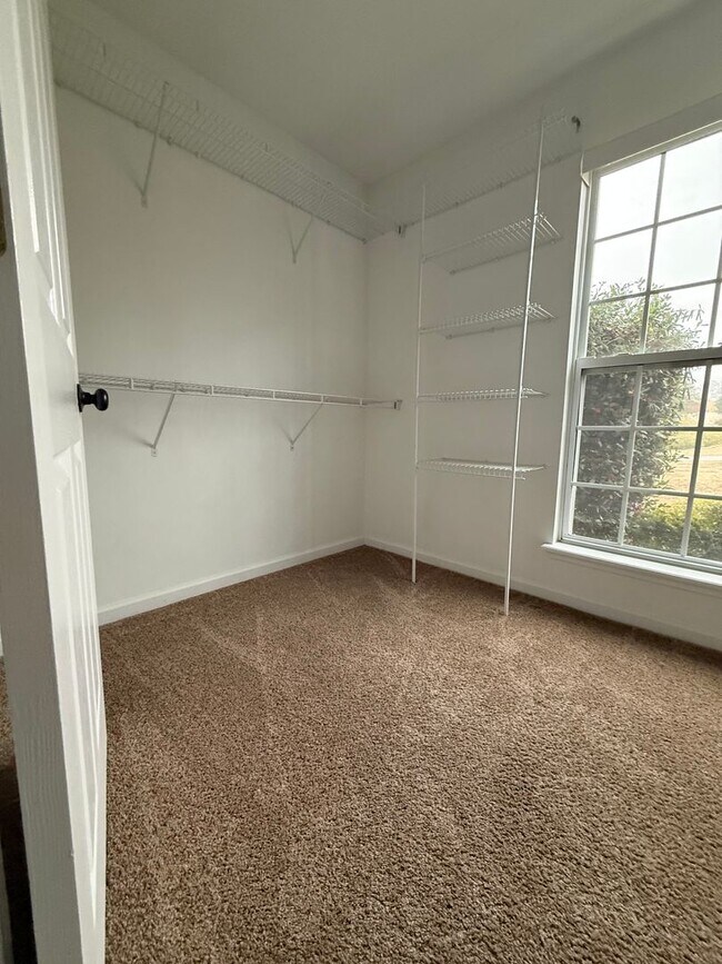 Building Photo - HOME FOR LEASE 4 BR 2 BATH RANCHSTYLE  SPLIT FLOOR PLAN AND OPEN  LARGE  FENCED BACKYARD  CONVENI...