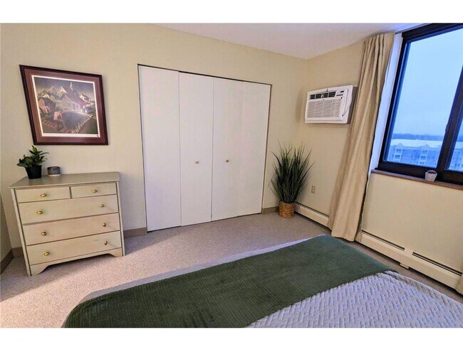 Building Photo - 6500 Woodlake Dr