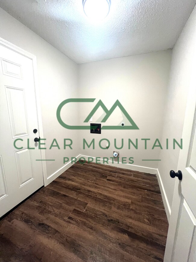 Building Photo - WINTER IS COMING! REDUCED RENT - $1799