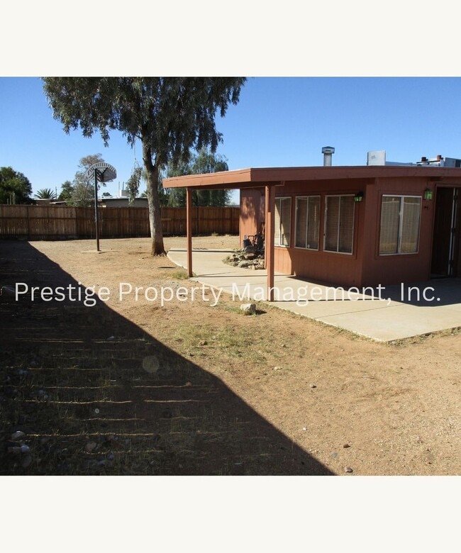 Building Photo - Check Out This 3/2 South-East Side Charmer!