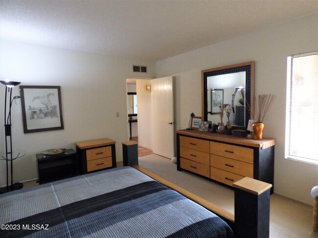 Building Photo - 5300 N Montezuma Trail