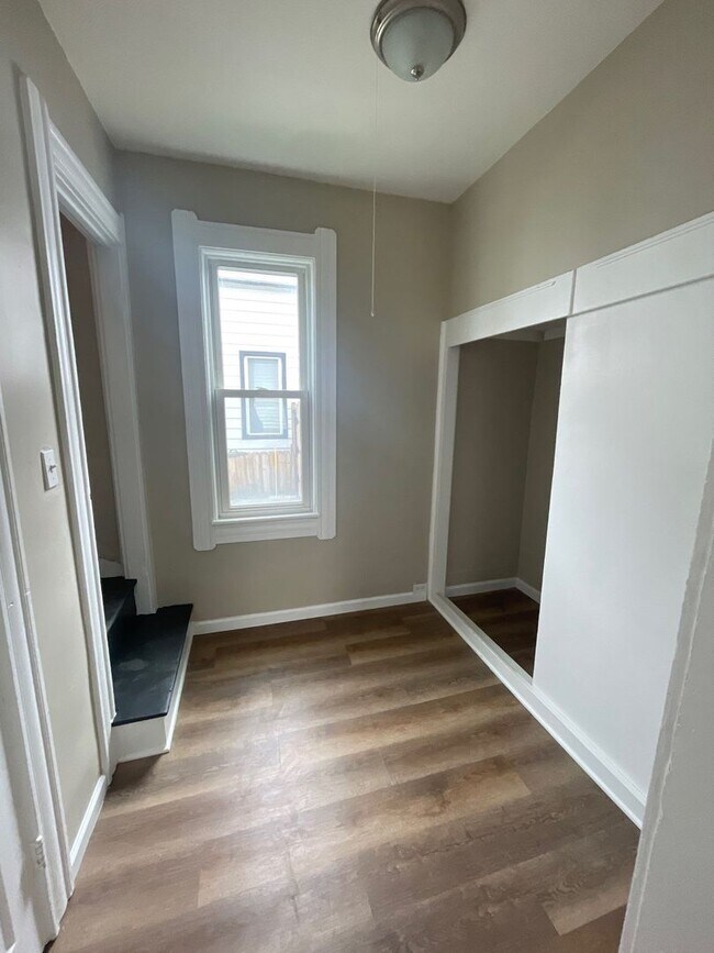 Building Photo - Spacious Beautiful 3 bed 1.5 bath Single F...