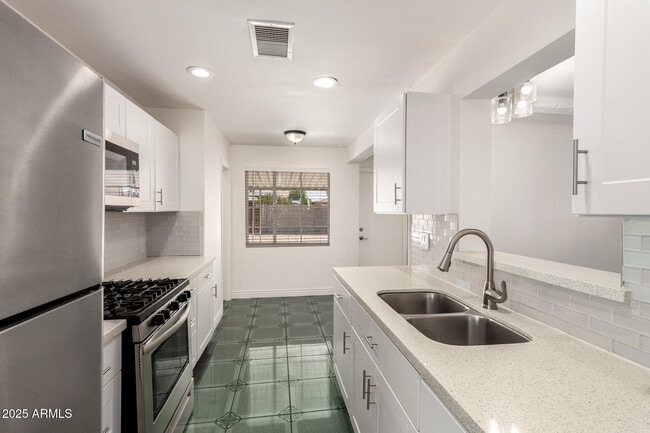 Building Photo - 5635 N 35th Dr