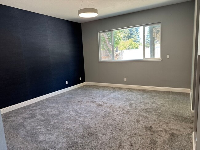 Building Photo - Clean Updated 3 Bedroom 2 Bathroom 1527 Sq...