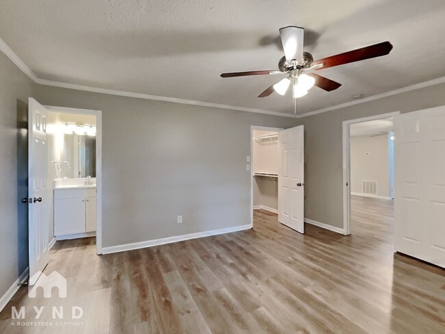 Building Photo - 549 Village Run
