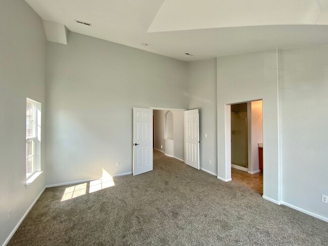 Building Photo - Fantastic Highlands Ranch Townhome - 3bed, 2.5 bath - End Unit