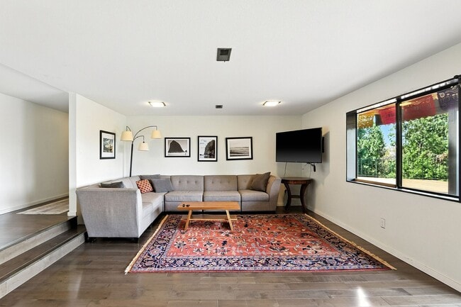 Building Photo - Stunning 1 Bed + Bonus Room/1 Bath Lower-L...