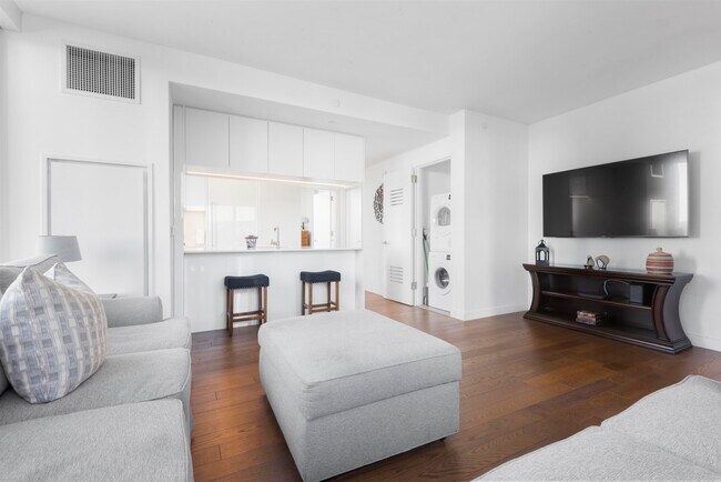 Building Photo - 99 Hudson St