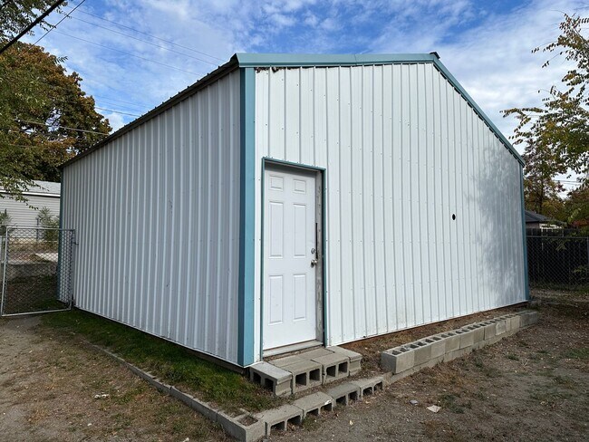 Building Photo - 3 Bed 1 Bath Shadle Park Home - Large Garage