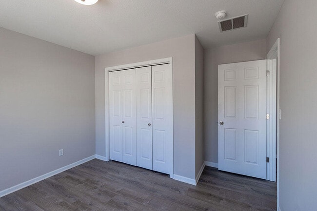 Building Photo - 1924 Center St