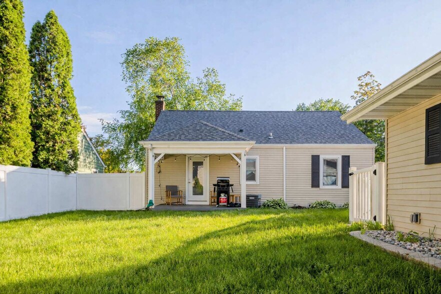 Building Photo - 600 N Outagamie Ct
