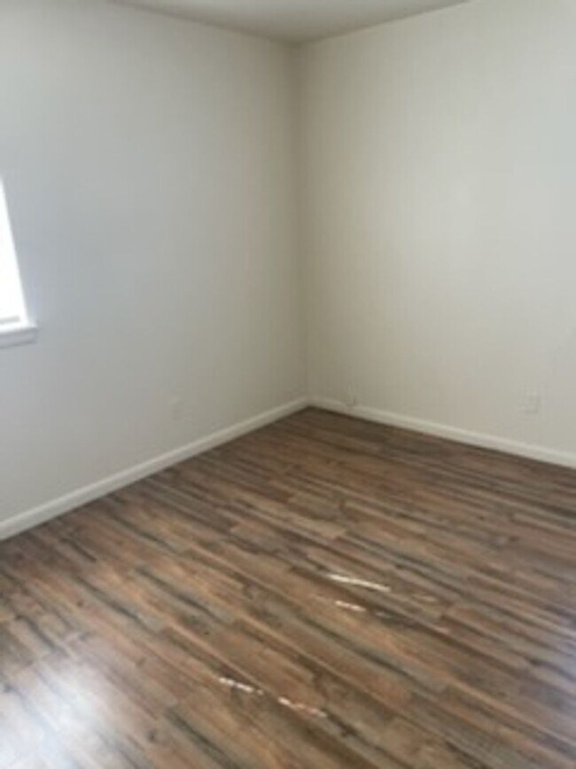 Building Photo - NICE HOME IN THE RIDGECREST AREA. PETS NEGOTIABLE WITH OWNERS APPROVALINS