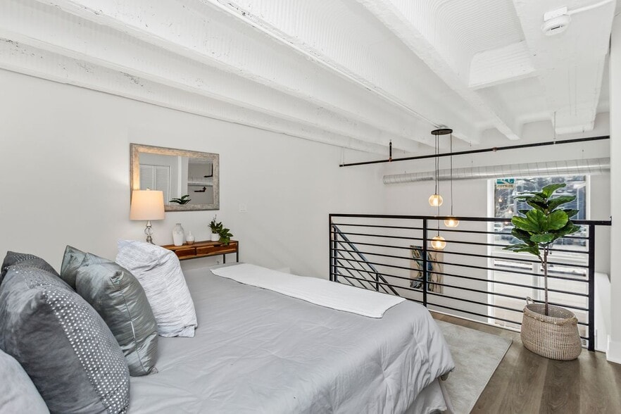 Building Photo - 1453 Maple Ave