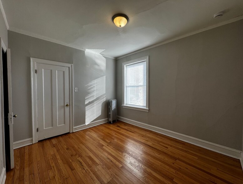 Building Photo - 6422 N Greenview Ave