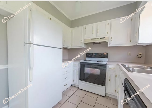 Building Photo - Updated 3BD/1.5BA Gem with Fireplace & Fen...