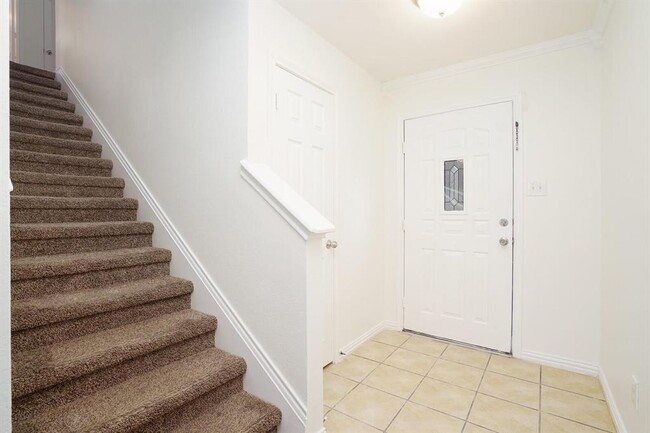 Building Photo - 140 Opal Lake Dr