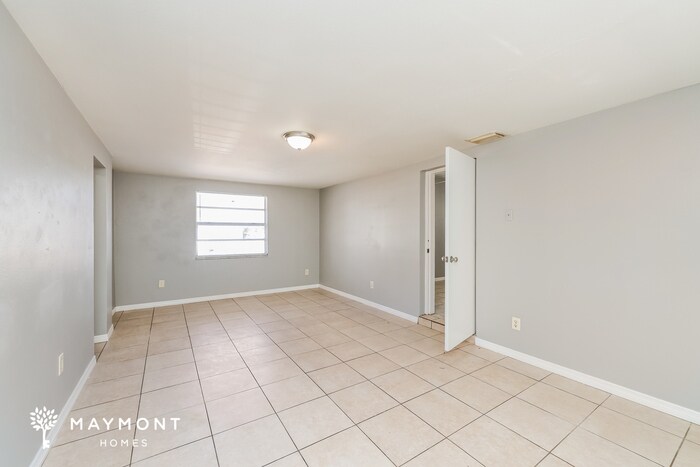 Building Photo - 5608 32nd Ave N