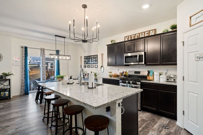 Building Photo - Beautiful 5 Bed Home in Raindance