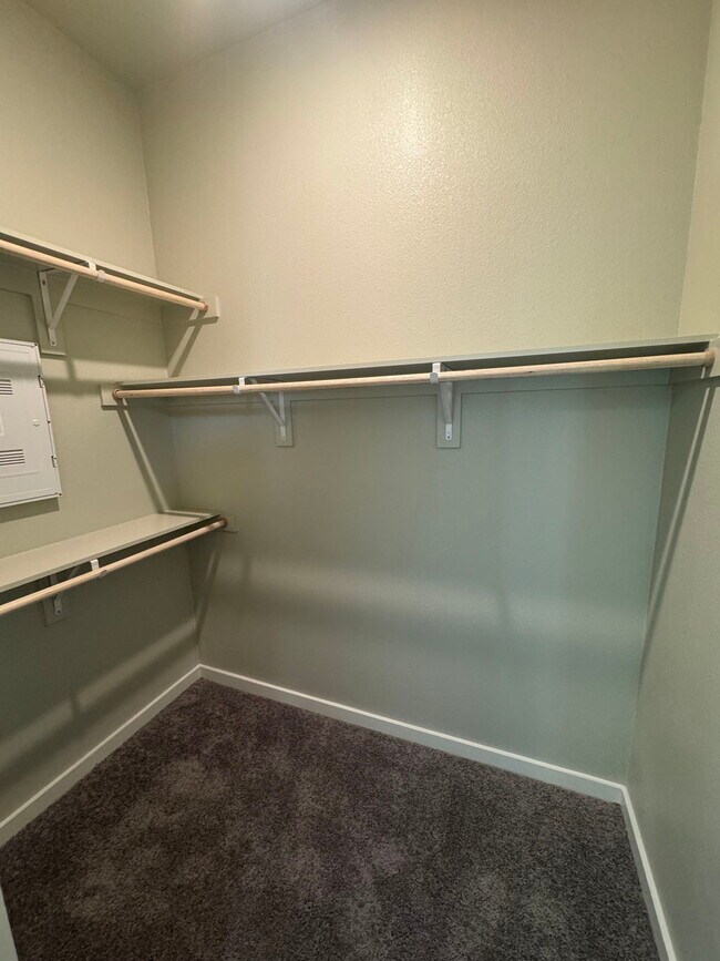 Building Photo - 1000 Persimmon Dr