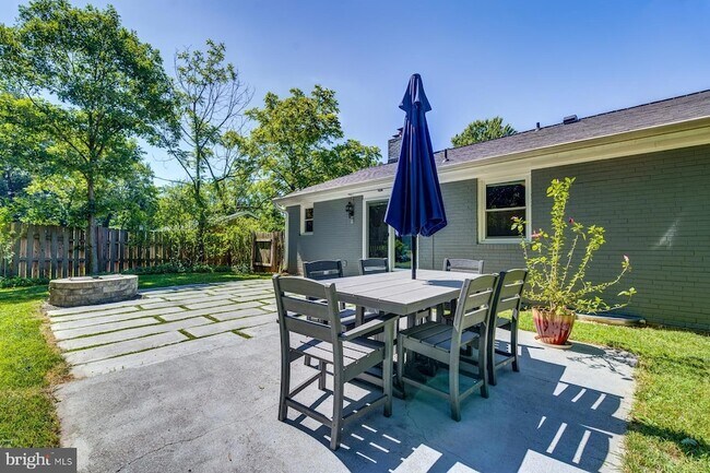 Building Photo - 7806 Jansen Dr
