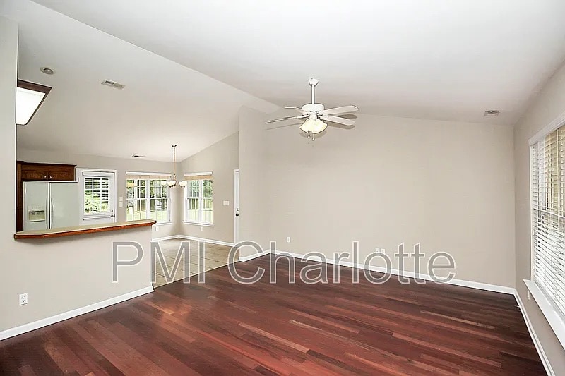 Building Photo - Room in House on S Ridge Ave