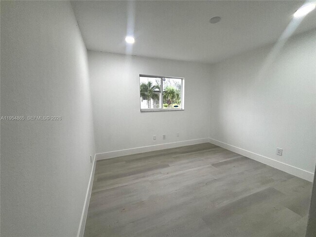 Building Photo - 142 SW 34th Pl