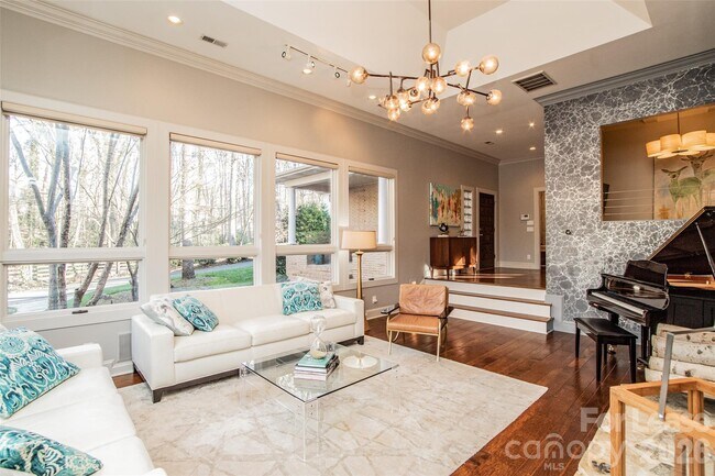 Building Photo - 3911 Lakeside Dr
