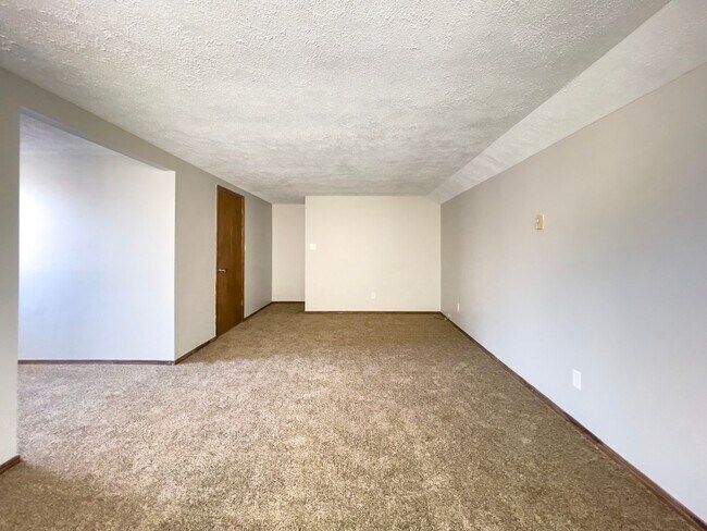 Building Photo - 2213 E Memorial Dr