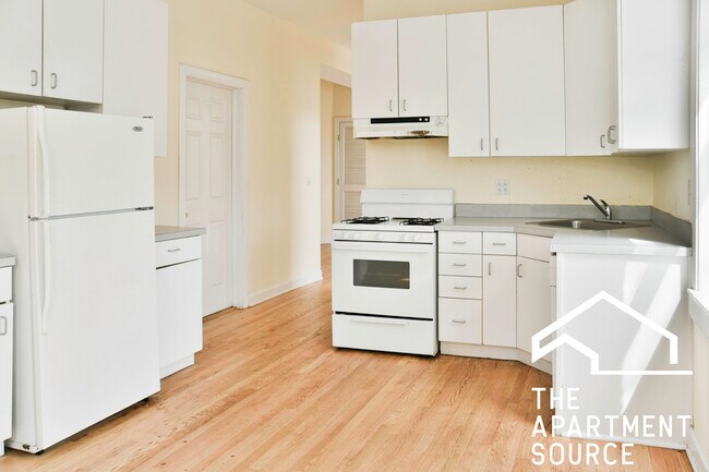 Building Photo - 2318 N Southport Ave