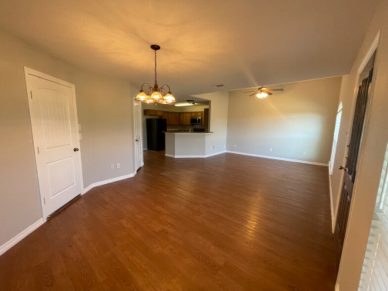 Building Photo - 604 Hilltop Dr