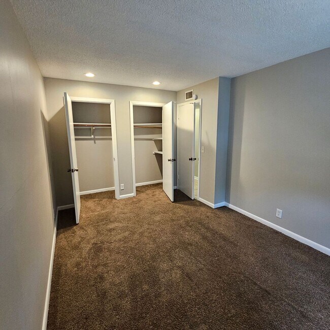 Building Photo - Cozy 2/1 with a Garage in Raytown!