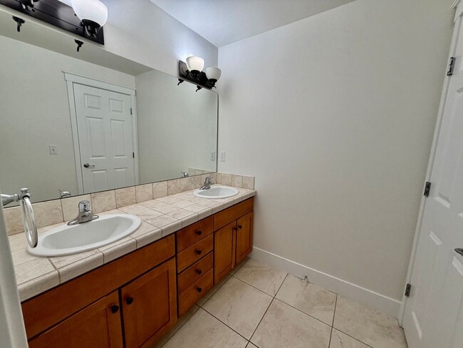 Building Photo - Urban Madison Valley three-bedroom townhome for $3895! Available now!