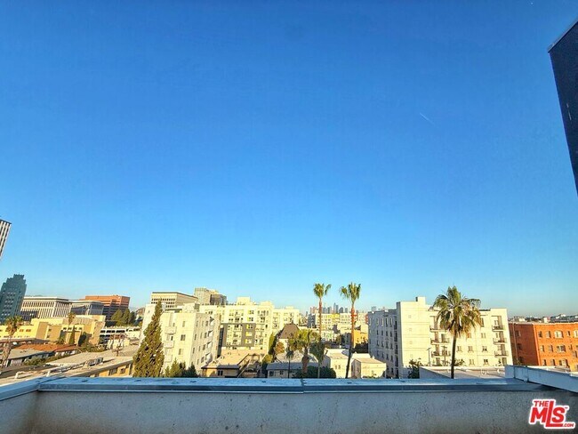 Building Photo - 723 S St Andrews Pl